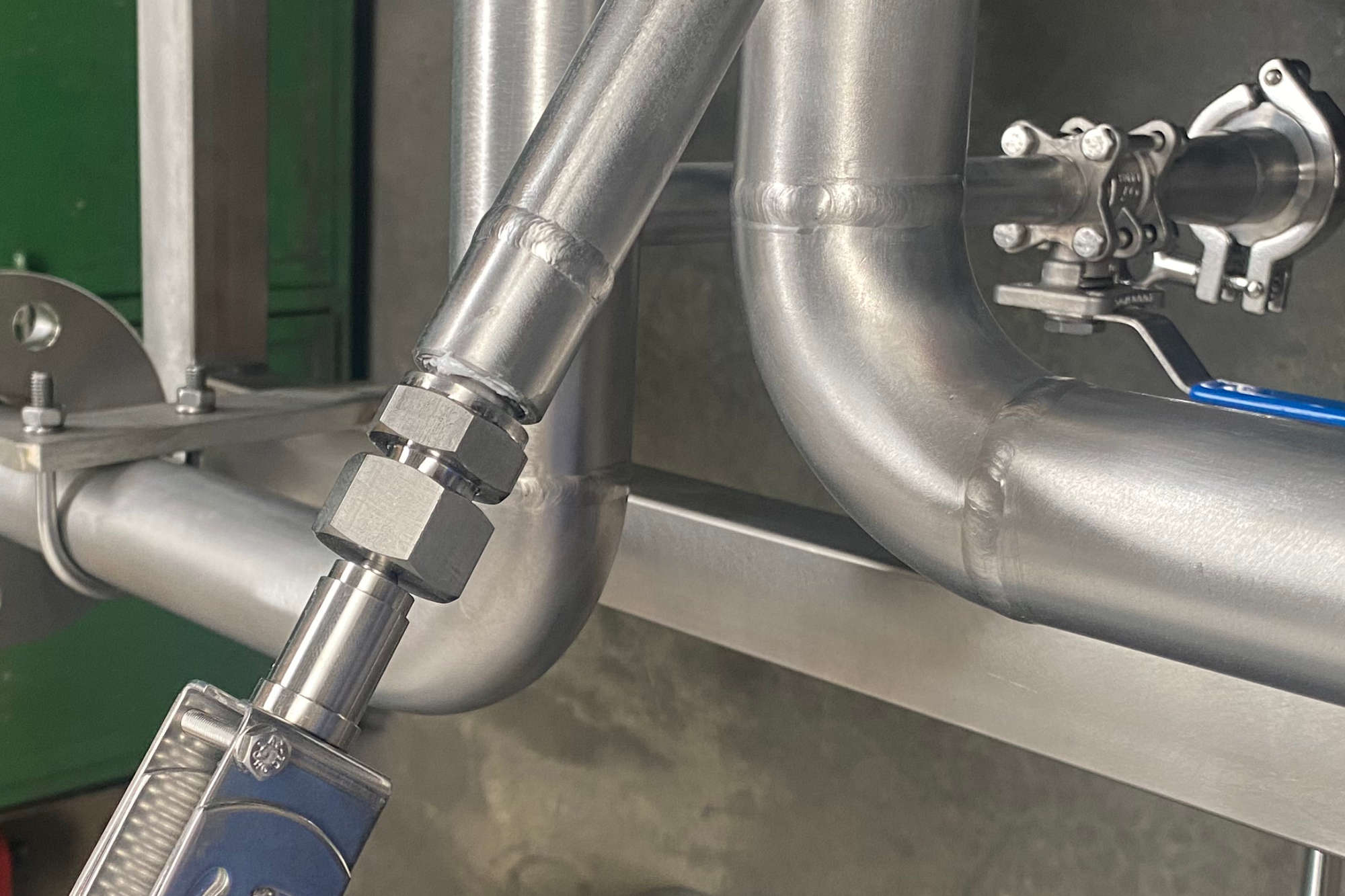 Tubería industrial de acero inoxidable con soldaduras TIG y racores de precisión en planta de procesos